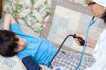 Image showing children\'s doctor measures the blood pressure of boy