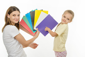 Image showing child guesses color in image the hands of women