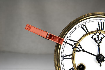 Image showing Clothespin stop the clock.