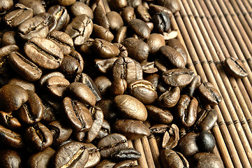 Image showing Scattered fresh coffee beans.