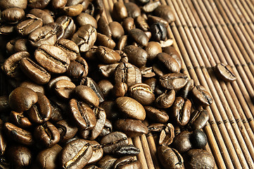 Image showing Scattered fresh coffee beans.