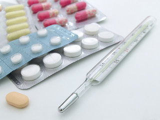 Image showing pills whith thermometer