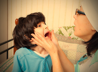 Image showing child showing his throat to doctor