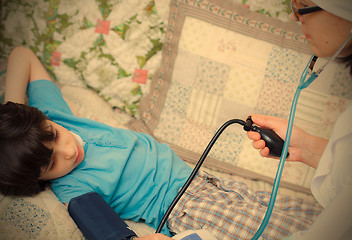 Image showing children\'s doctor measures the blood pressure of boy