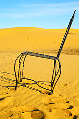 Image showing table and seat in desert    yellow sand