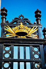 Image showing in london england the old metal gate  royal palace