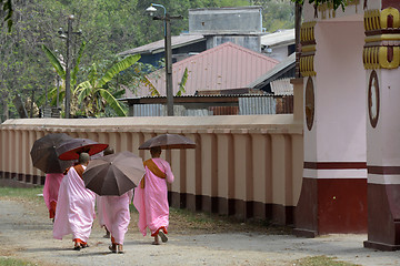 Image showing ASIA MYANMAR NYAUNGSHWE NUN