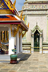 Image showing  pavement gold    temple   in   bangkok   of   temple 