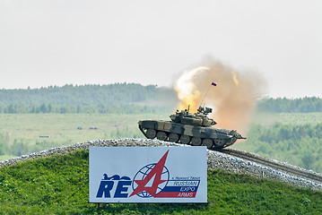 Image showing Tank T-80s move and shoots sideward