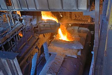 Image showing transport the molten metal 