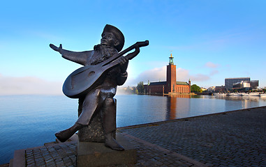 Image showing Evert Taube statue with the City Hall in the background