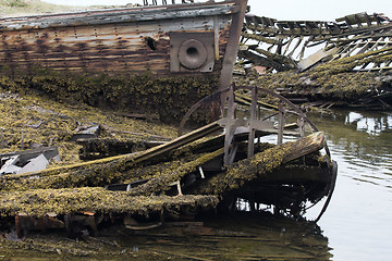 Image showing skeleton of an ancient ship after crash