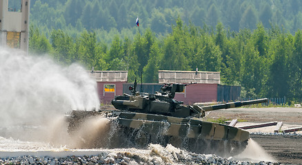 Image showing Tank T-80 moves from water ford
