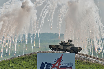 Image showing Russian tank T-80 makes smoke screen from enemy