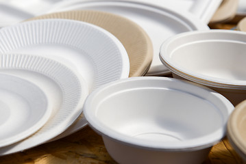 Image showing paper disposable plates of different colors