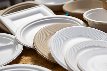 Image showing paper disposable plates of different colors