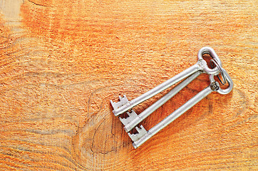 Image showing key on wooden background