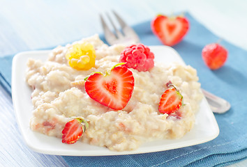 Image showing oat flakes with strawberry