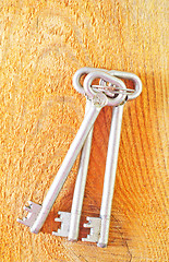 Image showing key on wooden background