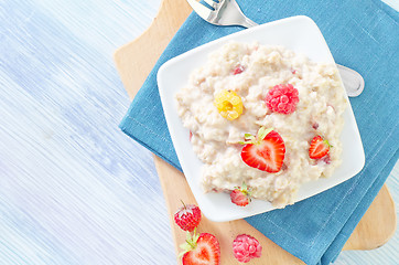 Image showing oat flakes with strawberry