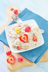 Image showing oat flakes with strawberry