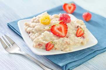 Image showing oat flakes with strawberry