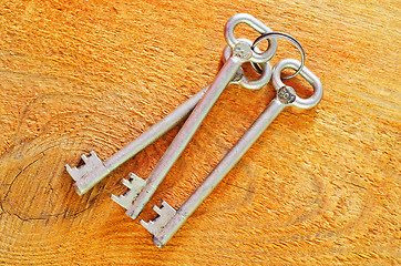 Image showing key on wooden background