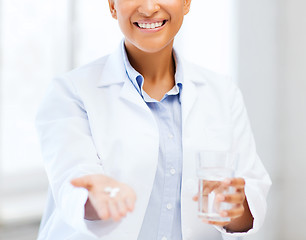 Image showing doctor with offering pills