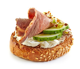 Image showing toasted bread with roast beef and cucumber