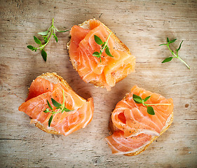 Image showing bread with fresh salmon fillet