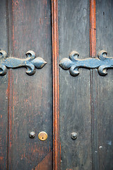 Image showing handle in london    rusty  brass nail and light