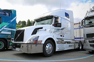 Image showing White Volvo VNL Truck Tractor