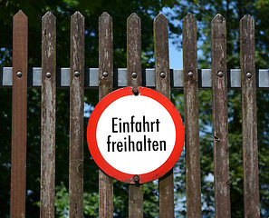 Image showing Keep entrance clear sign in German