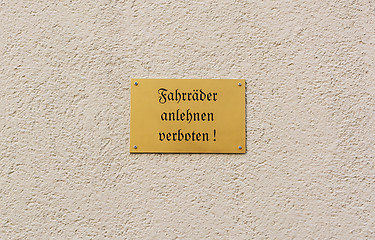 Image showing German sign forbids leaning of bikes against the wall