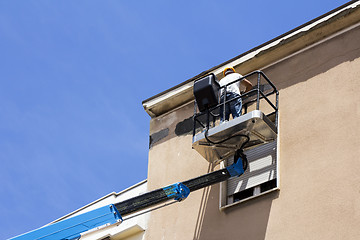 Image showing Worker on lift platform