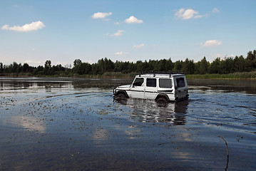 Image showing 4x4 in the water