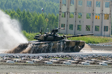 Image showing Tank T-80 moves from water ford