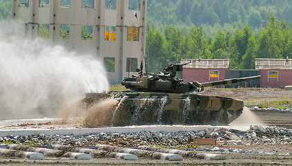 Image showing Tank T-80 moves after water ford