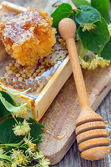 Image showing Honey comb and a wooden spoon.