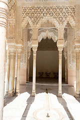 Image showing Fountain and columns in Alhambra