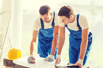 Image showing group of builders with blueprint