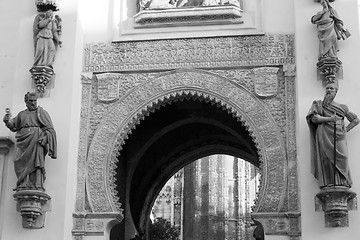 Image showing Moorsih gate to the Cathedral patio