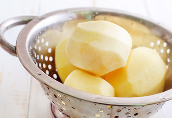 Image showing raw potato in the metal bowl