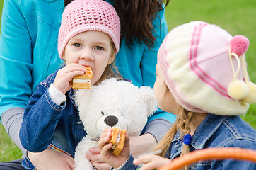 Image showing girl sitting on his lap mother eats cake