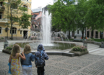 Image showing 3 children watching a fountain in the centre of Oslo