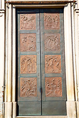 Image showing old door in italy the historical gate