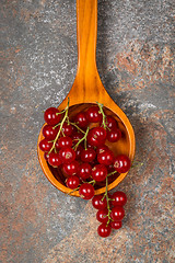 Image showing Currants in a wooden spoon