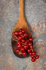 Image showing Currants in a wooden spoon