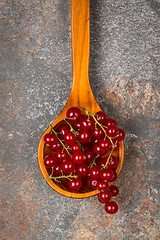 Image showing Currants in a wooden spoon