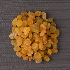 Image showing Circle of golden raisins